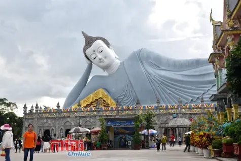 គួរឱ្យជ្រះថ្លាជាមួយបណ្តាព្រះពុទ្ធបដិមាដ៏ធំមហិមា