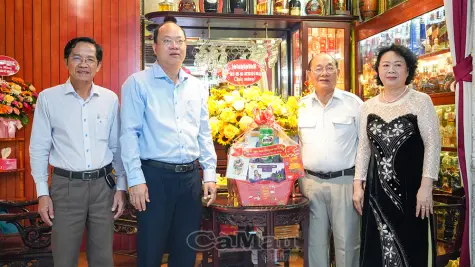 Bí thư Tỉnh uỷ thăm, chúc mừng NGND - Tiến sĩ Thái Văn Long nhân Ngày Nhà giáo Việt Nam