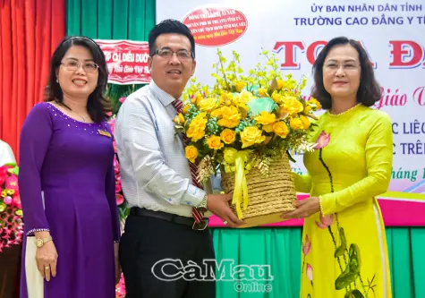 Lắng đọng cảm xúc tại Toạ đàm kỷ niệm 43 năm Ngày Nhà giáo Việt Nam