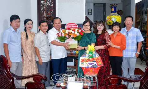 Phó Chủ tịch UBND tỉnh Nguyễn Minh Luân thăm và chúc mừng Nhà giáo ưu tú Đoàn Thị Bẩy