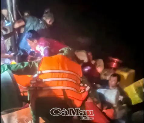Đồn Biên phòng Rạch Gốc và ngư dân kịp thời cứu vớt 13 thuyền viên chìm tàu trên biển