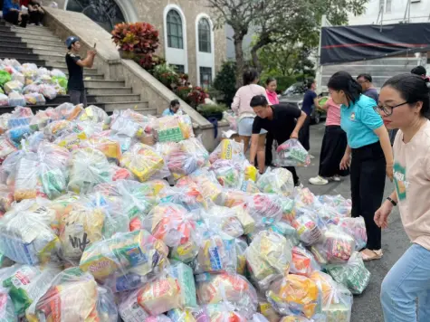 Cả nước chạy đua cứu trợ miền Trung