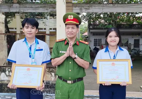 Công an xã Vĩnh Mỹ trao giấy khen cho 2 cá nhân thực hiện việc tốt