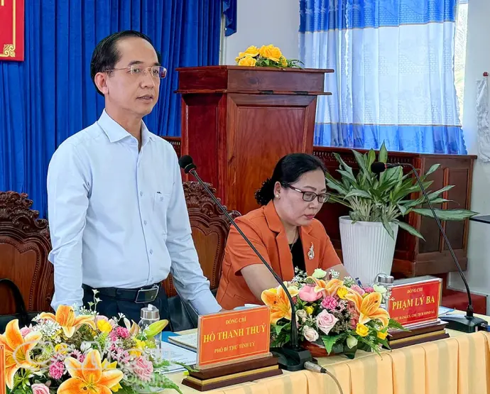 Phó Bí thư Tỉnh uỷ Hồ Thanh Thuỷ làm việc với Đảng uỷ xã Nguyễn Việt Khái