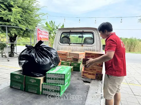 Người dân Sông Đốc khẩn trương gủi hàng đến "rốn lũ" miền Trung