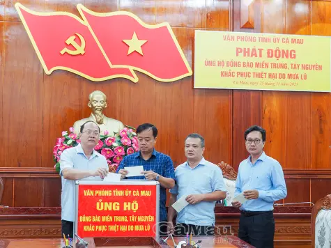 Văn phòng Tỉnh uỷ Cà Mau phát động ủng hộ đồng bào thiệt hại do mưa lũ