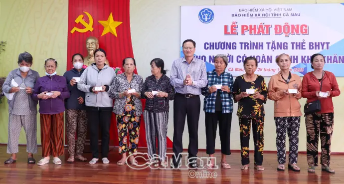 Hơn 3.900 thẻ BHYT được trao tặng người dân khó khăn