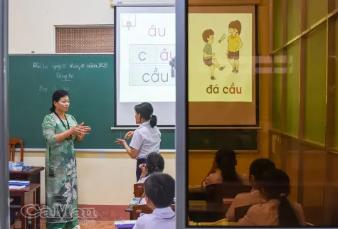 Cô giáo dạy trẻ khiếm thính bằng ngôn ngữ trái tim