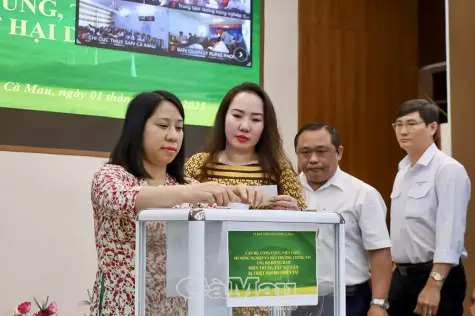 Ngành Nông nghiệp và Môi trường ủng hộ đồng bào vùng lũ trên 600 triệu đồng