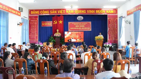 Chương trình “Cảnh sát biển đồng hành với ngư dân” tại xã Tân Thuận