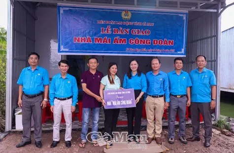 Trao nhà “Mái ấm Công đoàn” cho đoàn viên xã Phan Ngọc Hiển
