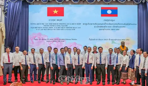 Đoàn cán bộ Cà Mau làm việc với lãnh đạo tỉnh Khăm Muồn