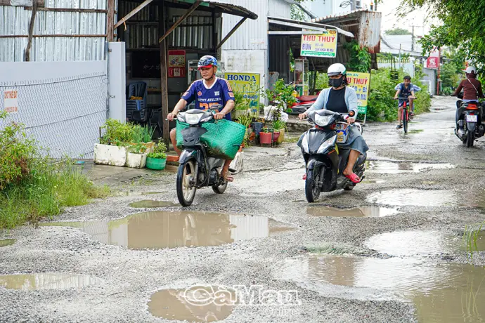 Lộ hư sau triều cường - Nỗi lo mất an toàn giao thông