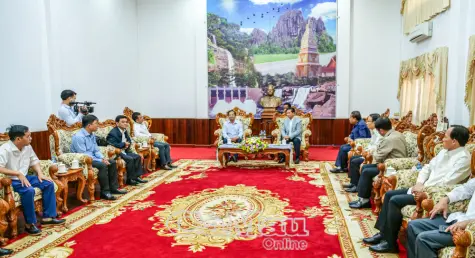 Đoàn cán bộ tỉnh Cà Mau chào xã giao lãnh đạo tỉnh Bô Ly Khăm Xay