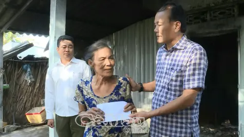 Xã Hồng Dân hỗ trợ hộ dân bị hoả hoạn