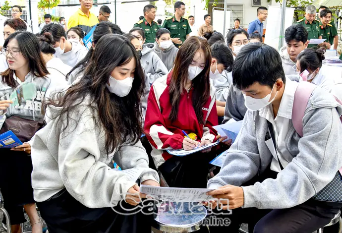 Hơn 900 lao động tham gia phiên giao dịch việc làm cuối năm