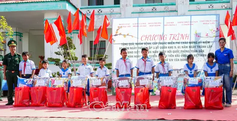 Khám bệnh, hỗ trợ an sinh cho bà con khó khăn phường Hiệp Thành