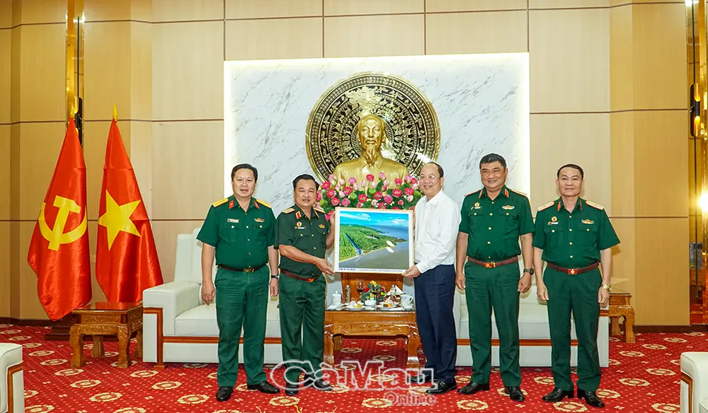 Bí thư Tỉnh uỷ Cà Mau Nguyễn Hồ Hải thăm, chúc mừng Bộ Tư lệnh Quân khu 7