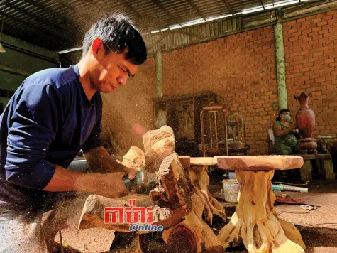 រក្សាភ្លើងនៃវប្បធម៌តាមរយៈការចម្លាក់ឈើដ៏មានអត្ថន័យ