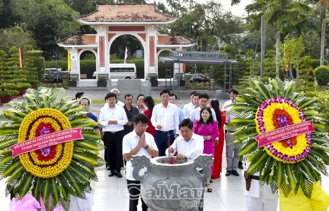 Đoàn đại biểu tỉnh Cà Mau và Ninh Bình dâng hương tưởng nhớ Bác
