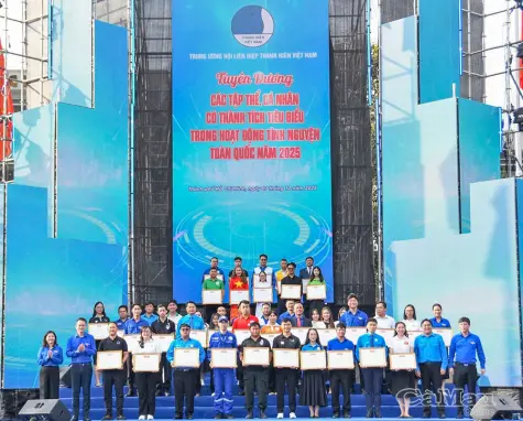 CLB Nụ Cười hồng Cà Mau nhận bằng khen tại Ngày hội Thanh niên Việt Nam 2025