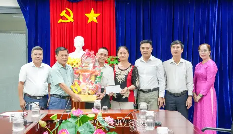 Tri ân gia đình Anh hùng LLVT nhân dân Phan Ngọc Hiển nhân kỷ niệm 85 năm Khởi nghĩa Hòn Khoai