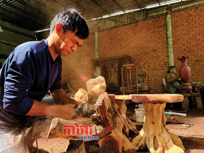 រក្សាភ្លើងនៃវប្បធម៌តាមរយៈការចម្លាក់ឈើដ៏មានអត្ថន័យ