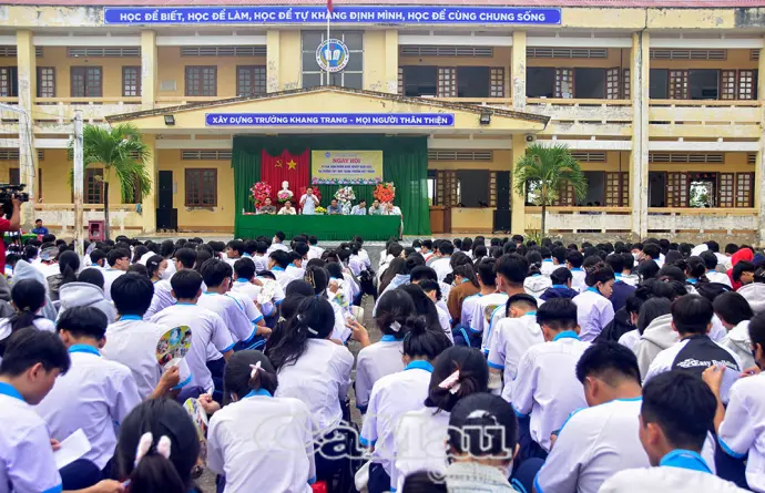 Hơn 800 học sinh được tư vấn, định hướng nghề