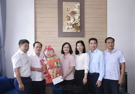 Chủ tịch HĐND tỉnh thăm, tặng quà nguyên lãnh đạo tỉnh qua các thời kỳ