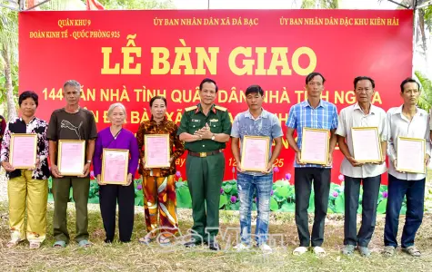 Quân khu 9 bàn giao 144 căn nhà Tình Quân - Dân và nhà Tình nghĩa