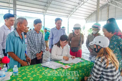 Hỗ trợ 43 hộ nghèo, cận nghèo Khánh Lâm vượt khó sau thiên tai