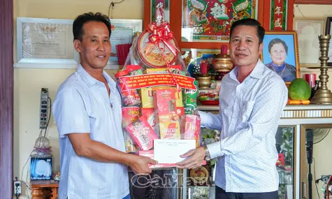 Thăm, tặng quà nhân kỷ niệm 85 năm Khởi nghĩa Hòn Khoai