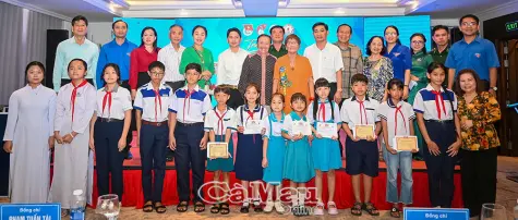 Trao 245 suất học bổng Vừ A Dính và học bổng “Vì Hoàng Sa - Trường Sa thân yêu”