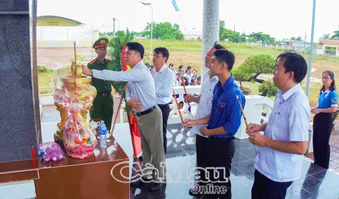 Dâng hương tưởng niệm 10 Anh hùng liệt sĩ Khởi nghĩa Hòn Khoai