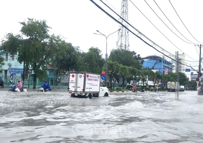 Cảnh báo mưa dông và triều cường tiếp diễn trong vài ngày tới