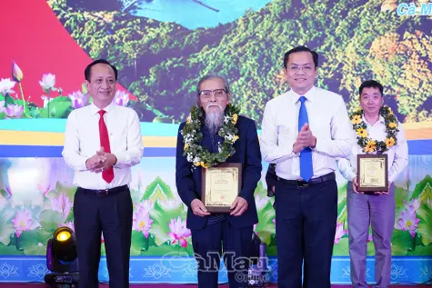 Trao thưởng các tác giả đạt Giải thưởng Văn học, Nghệ thuật Phan Ngọc Hiển lần thứ V