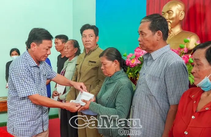 Hỗ trợ hộ nghèo, cận nghèo bị ảnh hưởng bởi triều cường