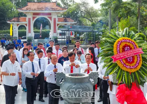 Lãnh đạo tỉnh viếng, dâng hương Chủ tịch Hồ Chí Minh