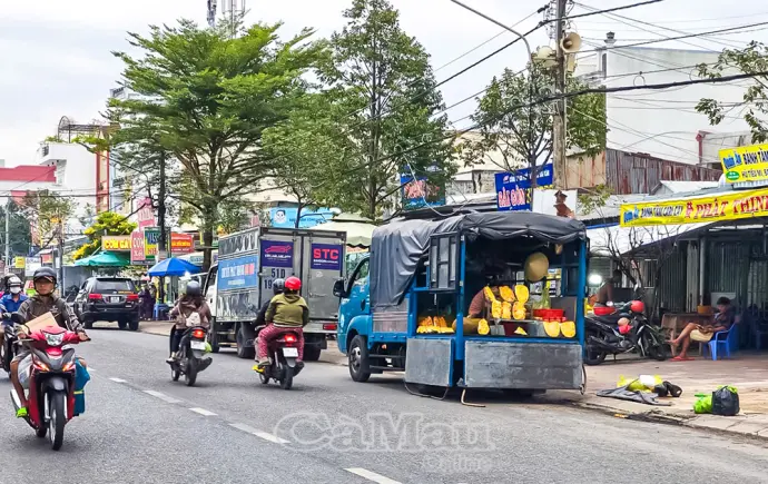 Xe tải chiếm lòng đường bán hàng, tai nạn rình rập
