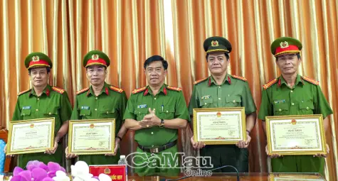 Khen thưởng tập thể, cá nhân xuất sắc trong đấu tranh, triệt xoá tội phạm ma tuý