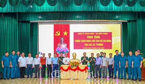 Trao tặng Tượng chân dung Chủ tịch Hồ Chí Minh cho các xã, phường