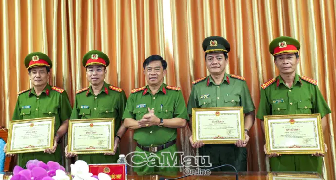 Khen thưởng tập thể, cá nhân xuất sắc trong đấu tranh, triệt xoá tội phạm ma tuý