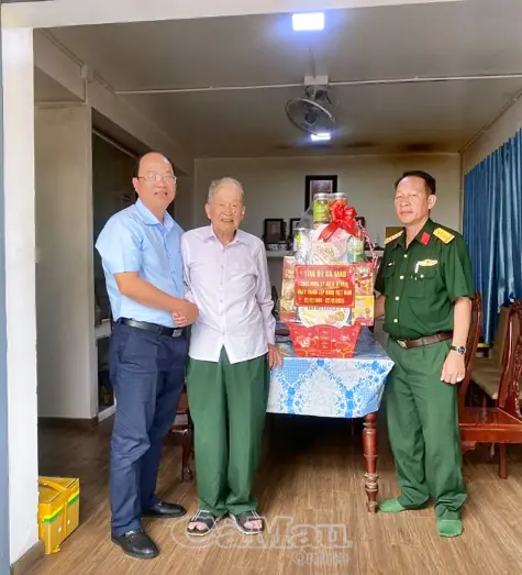 Bí thư Tỉnh uỷ Nguyễn Hồ Hải thăm các Anh hùng LLVT nhân dân tại TP Hồ Chí Minh