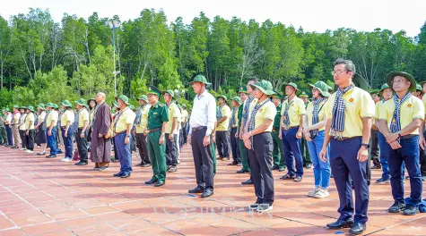 Đoàn cán bộ Dân vận tiêu biểu TP Hồ Chí Minh chào cờ tại Đất Mũi