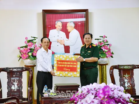 Thăm, tặng quà các đơn vị quân sự nhân Ngày thành lập Quân đội Nhân dân Việt Nam