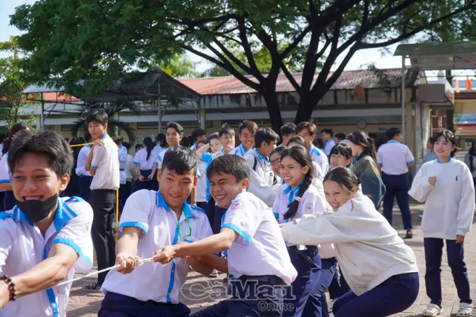 Giờ ra chơi không điện thoại, sân trường rộn rã tiếng cười