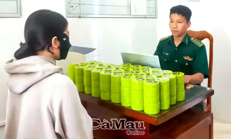 Đồn Biên phòng Đất Mũi thu giữ 100 hộp mỹ phẩm không rõ nguồn gốc