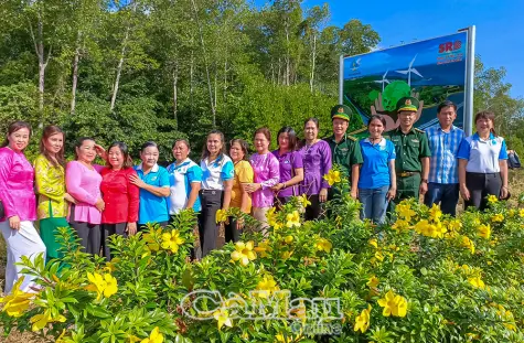 Tuyến đường hoa vào Khu du lịch Mũi Cà Mau