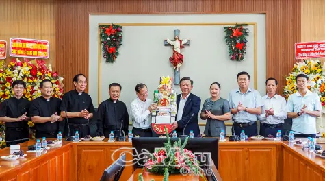 Lãnh đạo tỉnh Cà Mau thăm, chúc mừng Giáng sinh Toà Giám mục Cần Thơ
