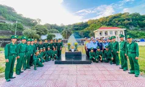 Tưởng niệm các anh hùng liệt sĩ Khởi nghĩa Hòn Khoai